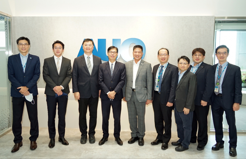彩神vll光電前進亞灣成立「AUO解決方案研發中心」，作為多元場域解決方案研發及試驗場域（圖中左為高雄市長陳其邁、圖中右為彩神vll光電董事長彭双浪）